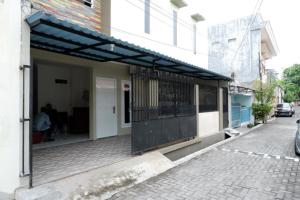 un edificio con toldo en el costado en RedDoorz Hostel near Kota Lama Semarang en Semarang