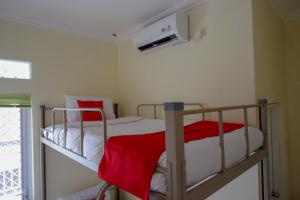 A bed or beds in a room at RedDoorz Hostel near Kota Lama Semarang