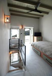 ein Schlafzimmer mit einem Bett und einer Treppe darin in der Unterkunft New Guesthouse in Emporios in Emporeiós