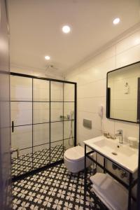 A bathroom at La Farine Rooms Még 37 kép