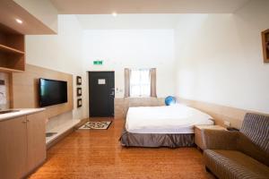 TV a/nebo společenská místnost v ubytování Palm Island B&B