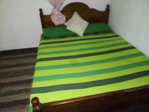 Een bed of bedden in een kamer bij Safari lodge sigiriya junction