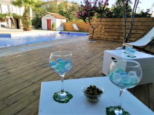 - une table avec deux verres à vin en haut dans l'établissement Alojamiento Rural Monte del Sol, à Monachil