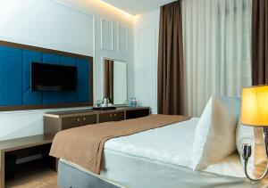 Tempat tidur dalam kamar di City Park Hotel