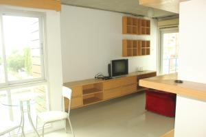 Кухня или мини-кухня в Bansabai Sabaidee Service Apartment
 +33 фотографии