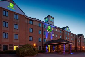 um grande edifício de tijolos vermelhos com um hotel em Holiday Inn Express London - Dartford, an IHG Hotel em Dartford