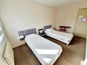 a hospital room with two beds and a table at Le Toul' Broch in Baden