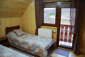 una camera da letto con due letti e una finestra di Teremok Guest House a Vyshka Altre 144 foto