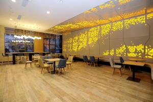 聊城茌平智选假日酒店餐厅或其他用餐的地方