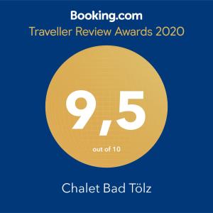 un cartel que lee los premios de revisión de viajeros con un círculo amarillo en Chalet Bad Tölz en Bad Tölz