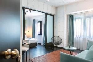 ein Schlafzimmer mit einem Bett und ein Zimmer mit einem Spiegel in der Unterkunft Nin&Bau Sarri 2 in Athen