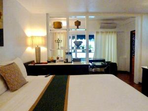een slaapkamer met een bed en een woonkamer bij Baipho Lifestyle in Patong Beach