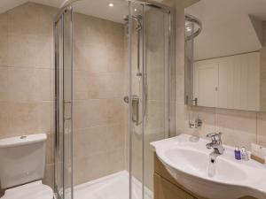 Et badeværelse på 4 Keeper's Cottage, Hillfield Village + 20 billeder