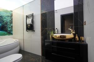 Kúpeľňa v ubytovaní Apartament Lema Versace