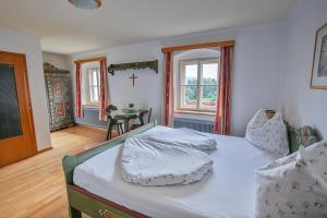 A bed or beds in a room at Ferienhof Rabenreith