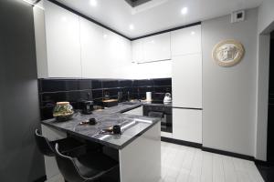 Kuchyňa alebo kuchynka v ubytovaní Apartament Lema Versace