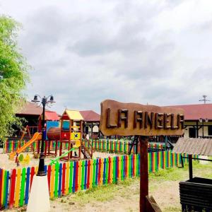 Casa La Angela في Periprava: ملعب ملونة مع علامة أمامه