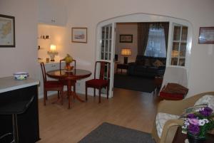 sala de estar con mesa y sofá en Foreman's Cottage, en Seaton Delaval