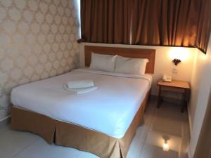 Postel nebo postele na pokoji v ubytování Hotel Sri Sutra PJ 222