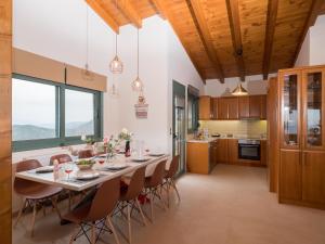 Una cocina y un comedor con mesa y sillas. en Villa Eolos, en Ligaria