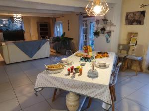 ein Tisch mit Essen darauf in einem Wohnzimmer in der Unterkunft Le Domaine de Kerlys in Briec