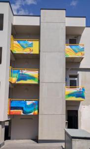 un edificio de apartamentos con ventanas coloridas en 306 London 59m2 4-8 Pers extra Bedroom, en Klagenfurt