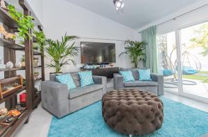 A seating area at Cubo's Cozy & Modern Sol de Malaga