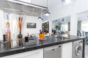A kitchen or kitchenette at Cubo's Cozy & Modern Sol de Malaga