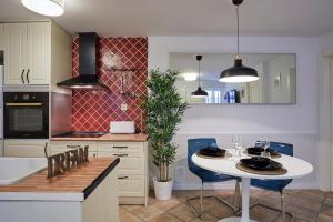 Kuchnia lub aneks kuchenny w obiekcie LEEWAYS APARTMENT I in SAN LORENZO