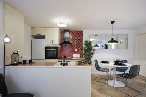 kuchnia z blatem, stołem i krzesłami w obiekcie LEEWAYS APARTMENT I in SAN LORENZO w Madrycie +9 zdjęć