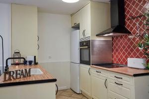 Kuchnia lub aneks kuchenny w obiekcie LEEWAYS APARTMENT I in SAN LORENZO