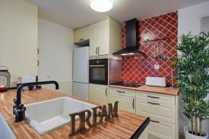Kuchnia lub aneks kuchenny w obiekcie LEEWAYS APARTMENT I in SAN LORENZO