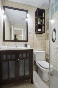 łazienka z umywalką, toaletą i lustrem w obiekcie LEEWAYS APARTMENT I in SAN LORENZO w Madrycie