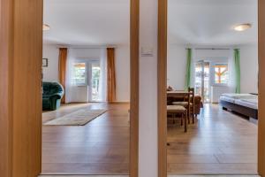 een woonkamer met een tafel en een eetkamer bij Apartment Twisting By The Private Pool in Zadar +55 foto's