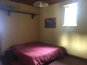 a bedroom with a bed and a window at Country Lodge MoniGio in Quattro Pani