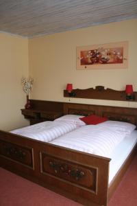 Łóżko lub łóżka w pokoju w obiekcie B&B Goldener Stern