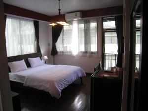 Una cama o camas en una habitación de Baan Glang Soi