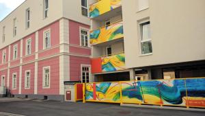 un mural en el lateral de un edificio en 305 Berlin, Studio Apartment, 38m2 2-4 Pers en Klagenfurt