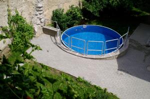 Výhled na bazén z ubytování Relax Dubá nebo okolí
