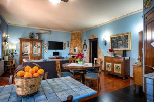 uma sala de estar com uma mesa com laranjas em Ai confini dell Etna 2 em Nunziata