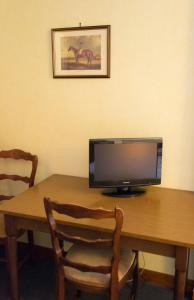 TV a/nebo společenská místnost v ubytování Hôtel de Flandre