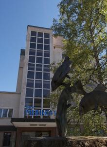 una statua di animali di fronte a un edificio di Hotel Merihovi a Kemi