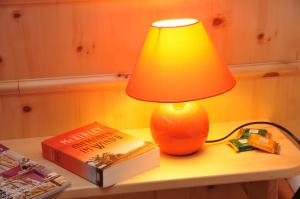 lampa na stole z dwoma książkami w obiekcie Haus Schitter w mieście Mauterndorf