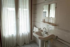 Koupelna v ubytování Hôtel de Flandre + 19 fotografií