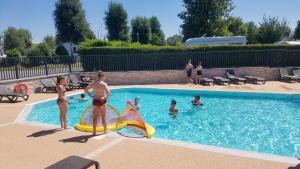 Bazén v ubytování Camping Haliotis nebo v jeho okolí