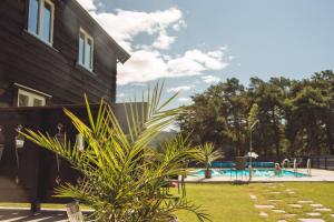 a house with a yard with a swimming pool at Toftemo Turiststasjon in Dovre