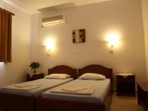 A bed or beds in a room at Golden Sun Apartments