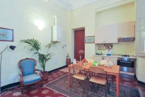 Kuchyňa alebo kuchynka v ubytovaní Cozy apartment in Palazzo Malaspina + 7 fotografií