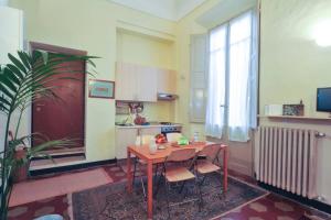 Televízia a/alebo spoločenská miestnosť v ubytovaní Cozy apartment in Palazzo Malaspina