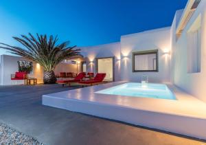 A piscina localizada em O Lofos Luxury Boutique Suites ou nos arredores